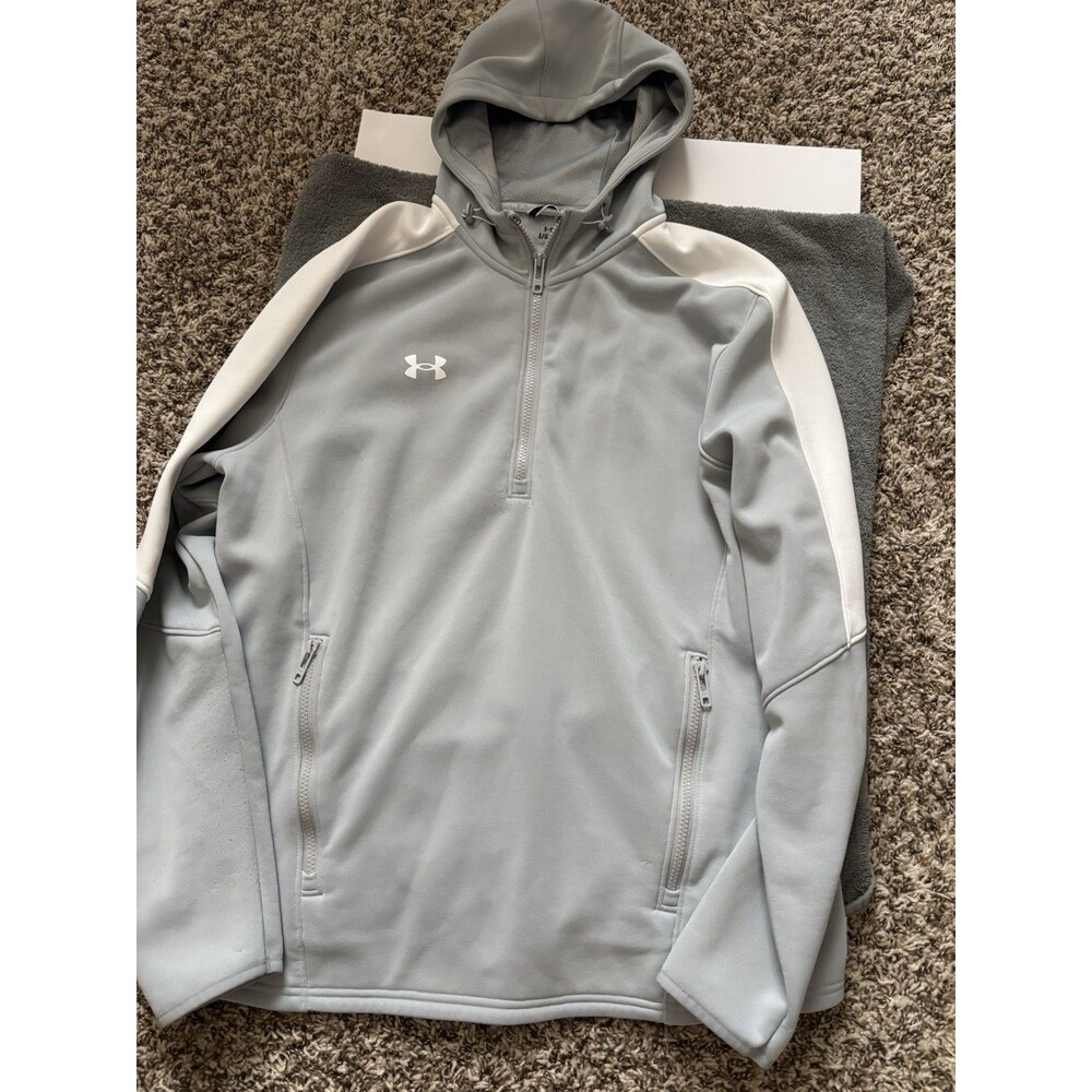 mens under armour fleece hoodie size large with Zipper Pockets.